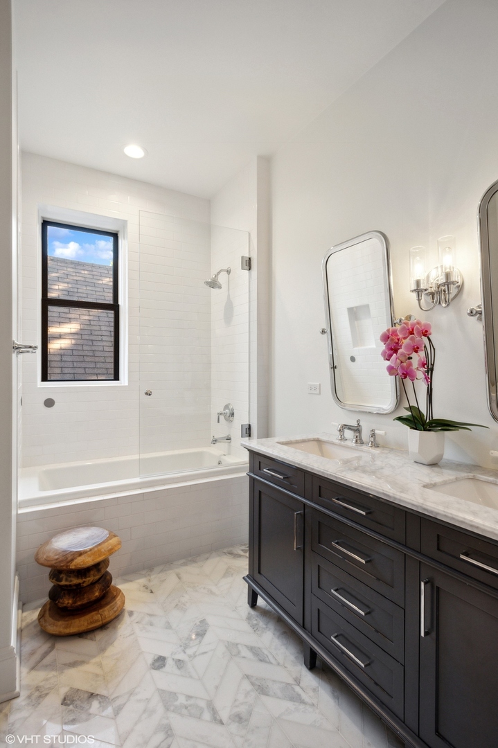 2517 N Marshfield Avenue