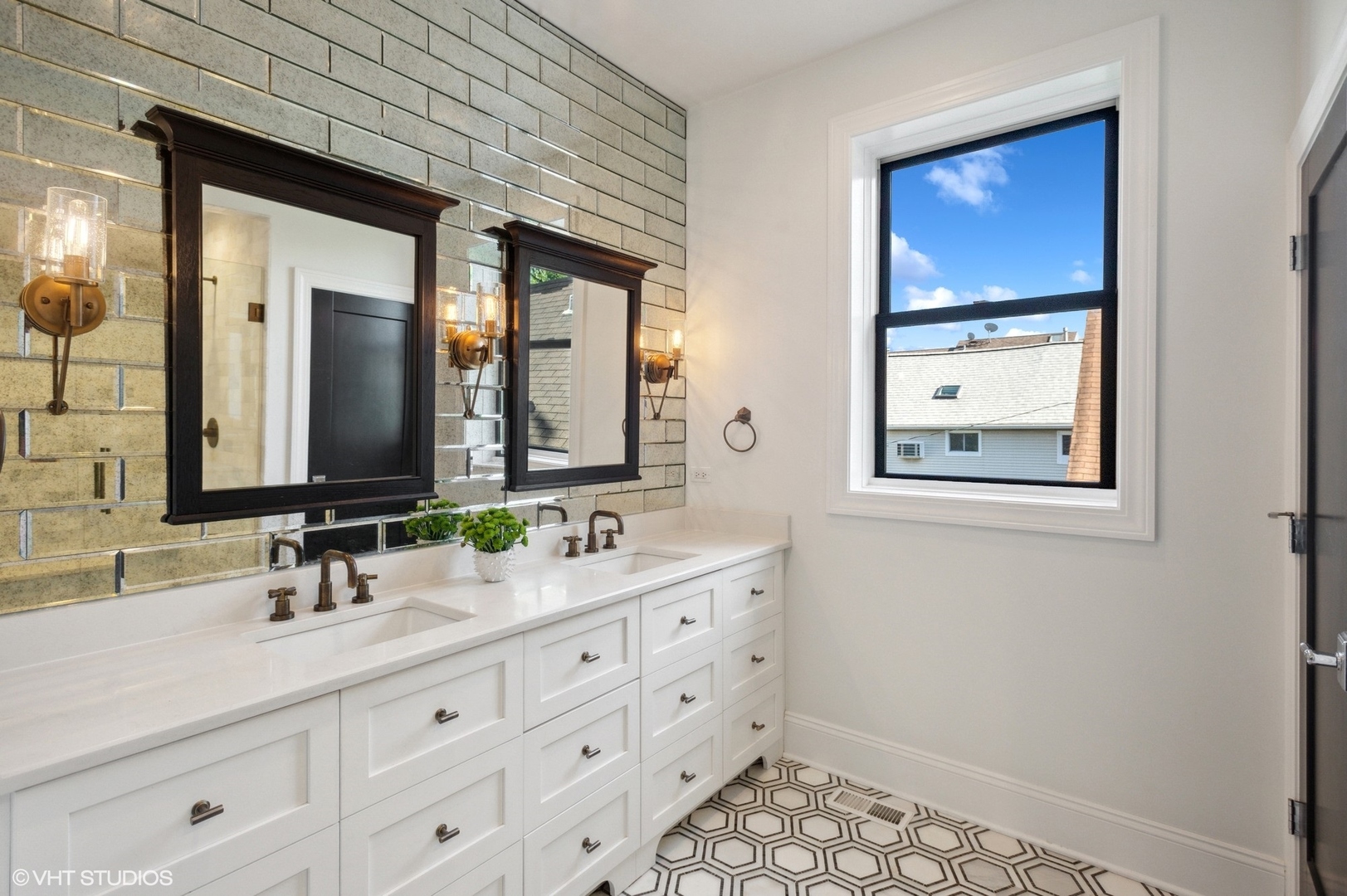 2517 N Marshfield Avenue