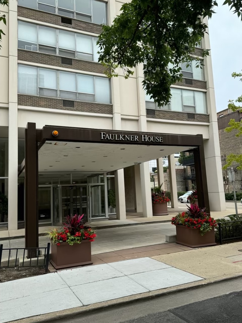 70 W Burton Place Unit: 2401