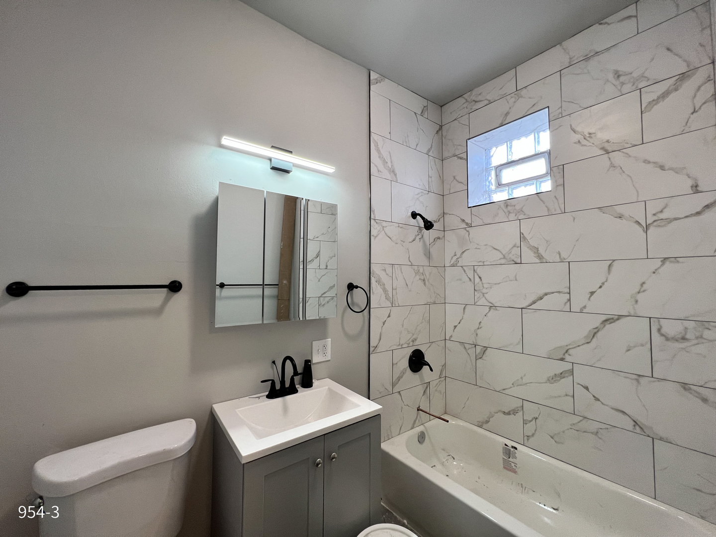 954 N Rockwell Street Unit: 3