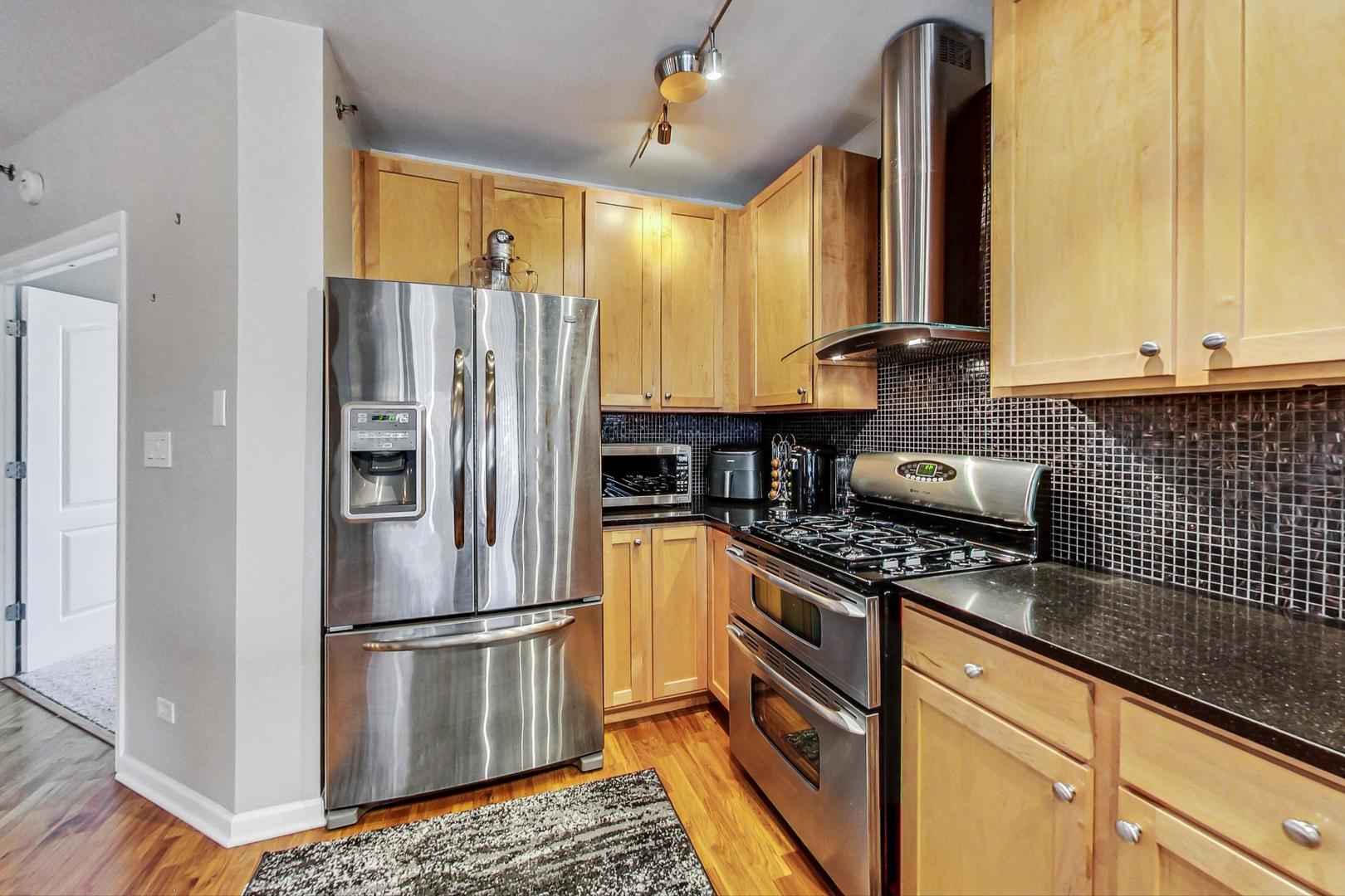 1212 N Wells Street Unit: 801