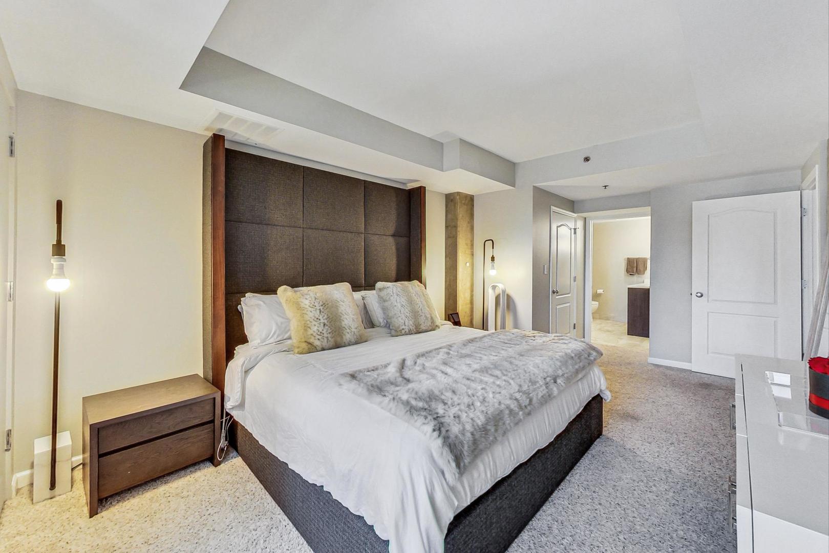 1212 N Wells Street Unit: 801