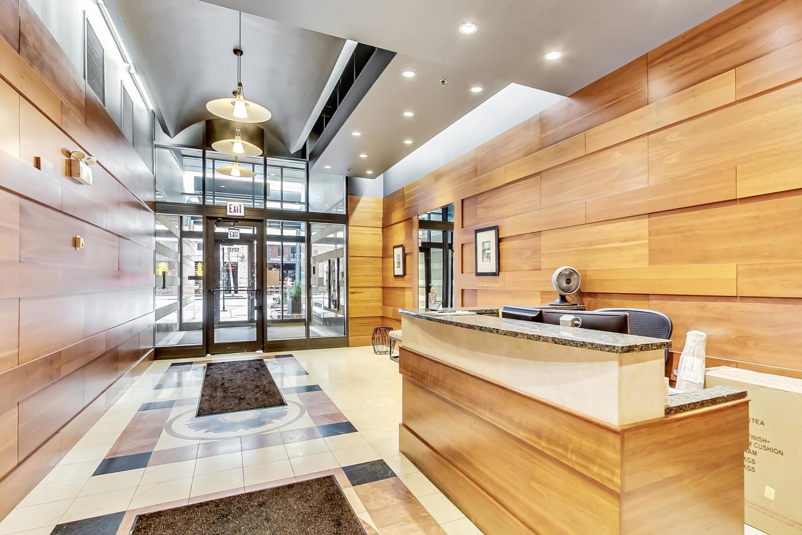 1212 N Wells Street Unit: 801