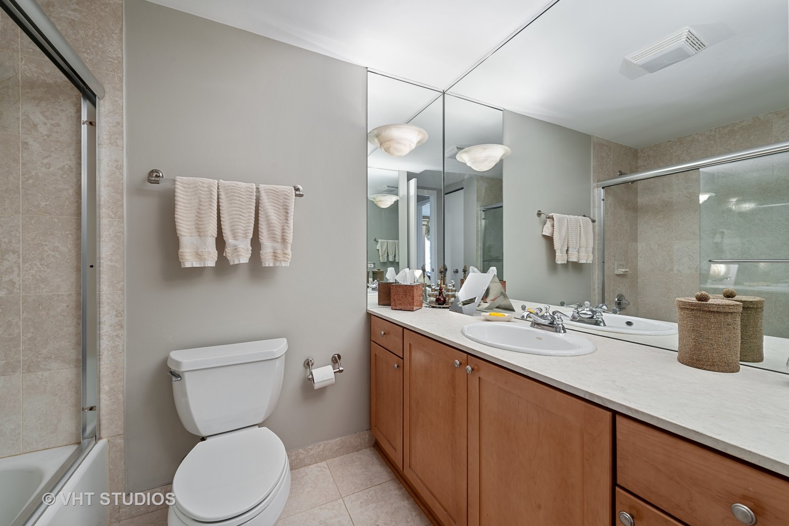 40 E DELAWARE Place Unit: 403
