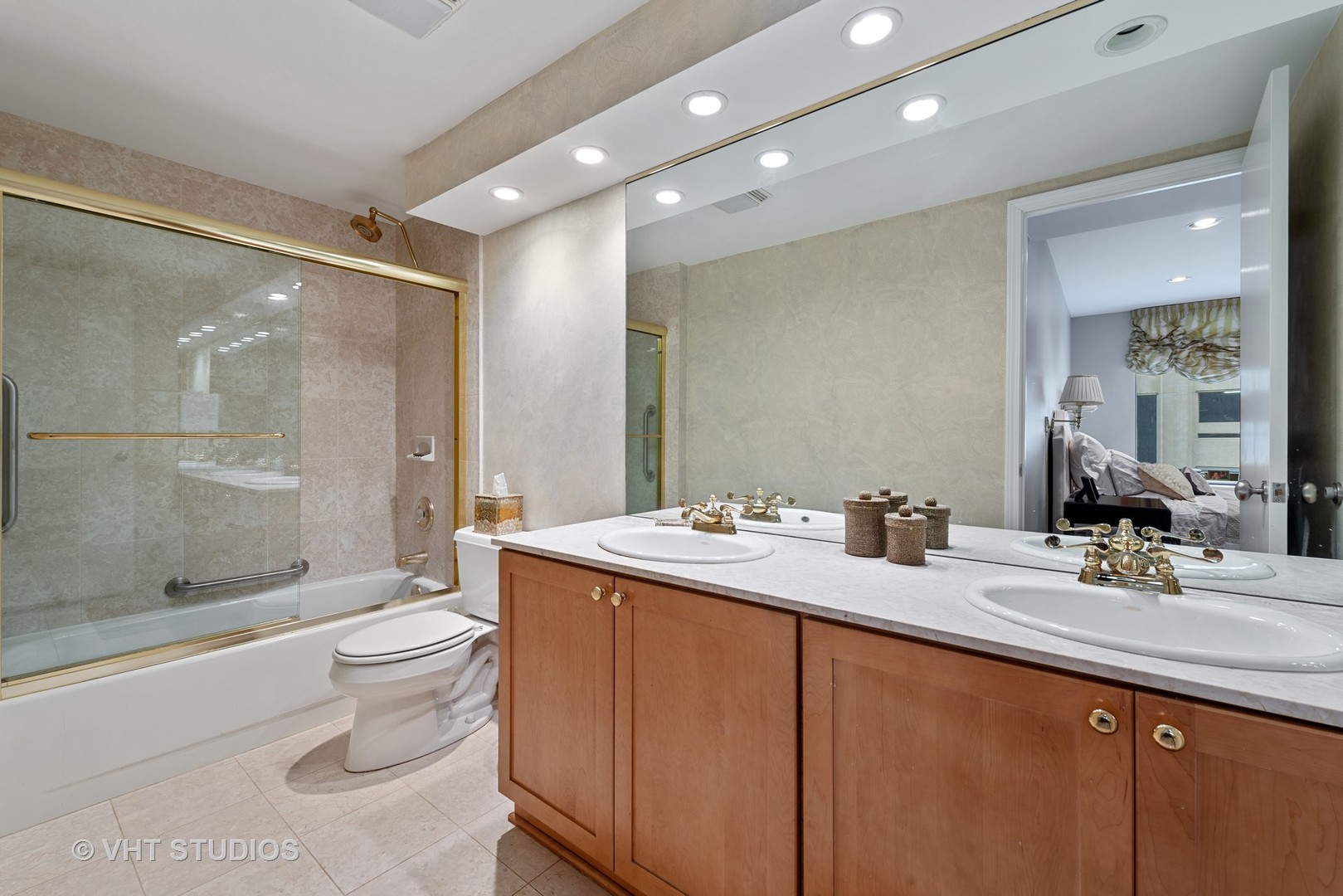 40 E DELAWARE Place Unit: 403