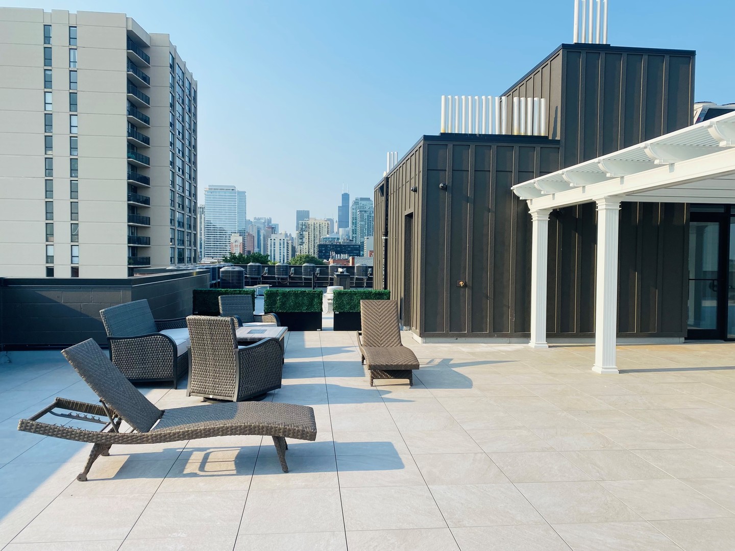 159 W North Avenue Unit: 202