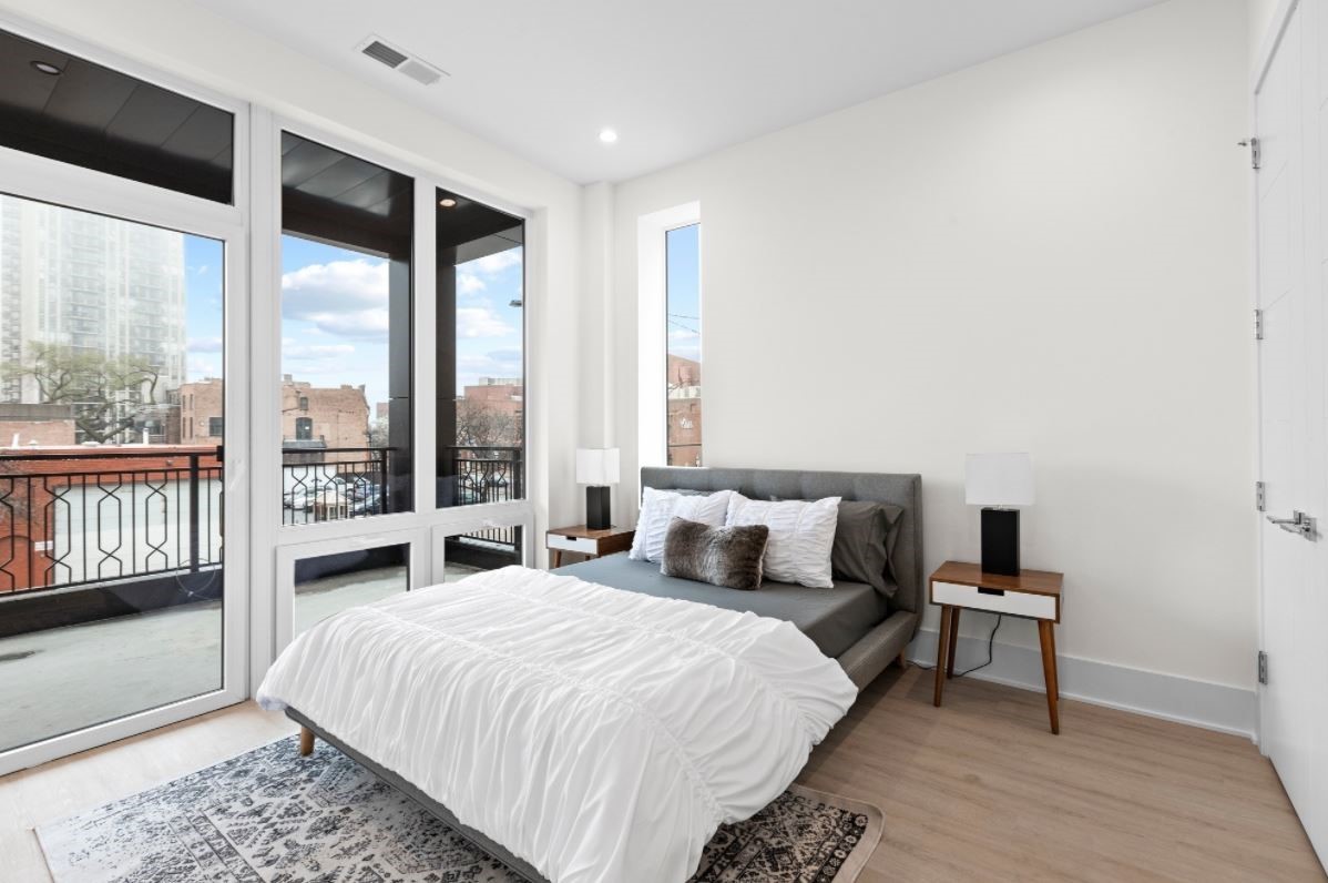 159 W North Avenue Unit: 202