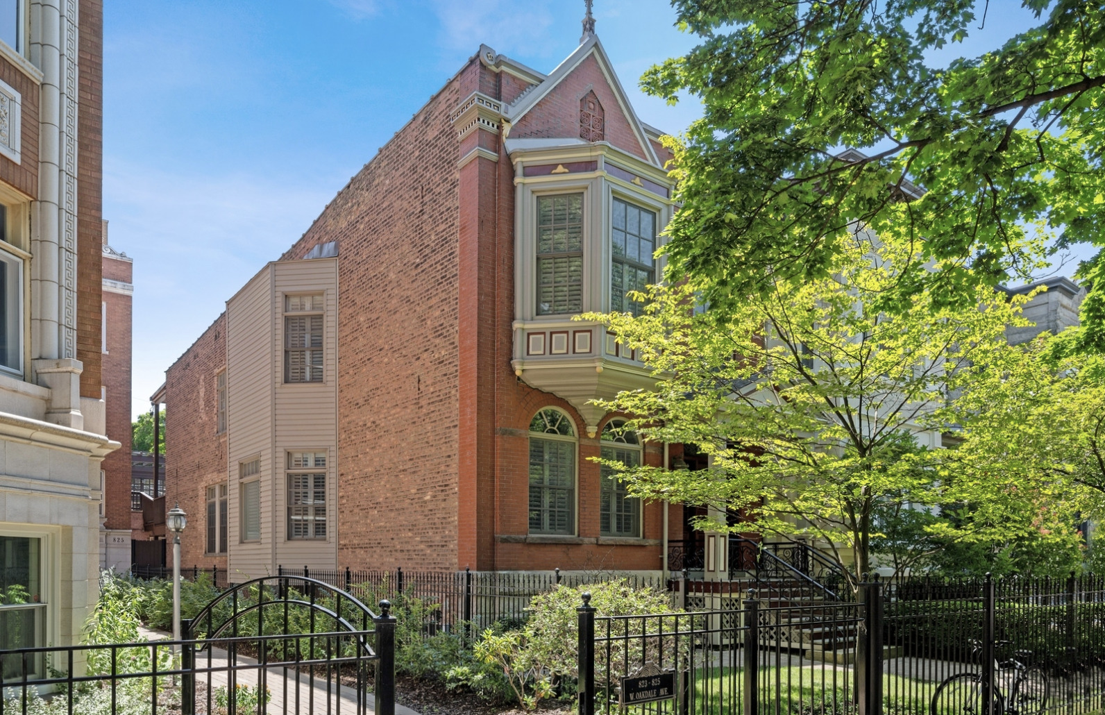 829 W Oakdale Avenue