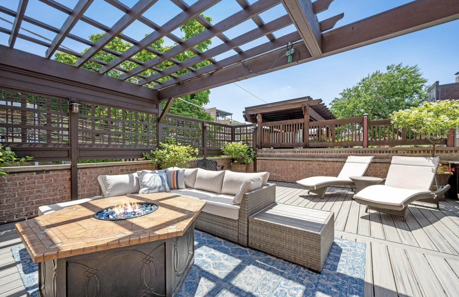 829 W Oakdale Avenue