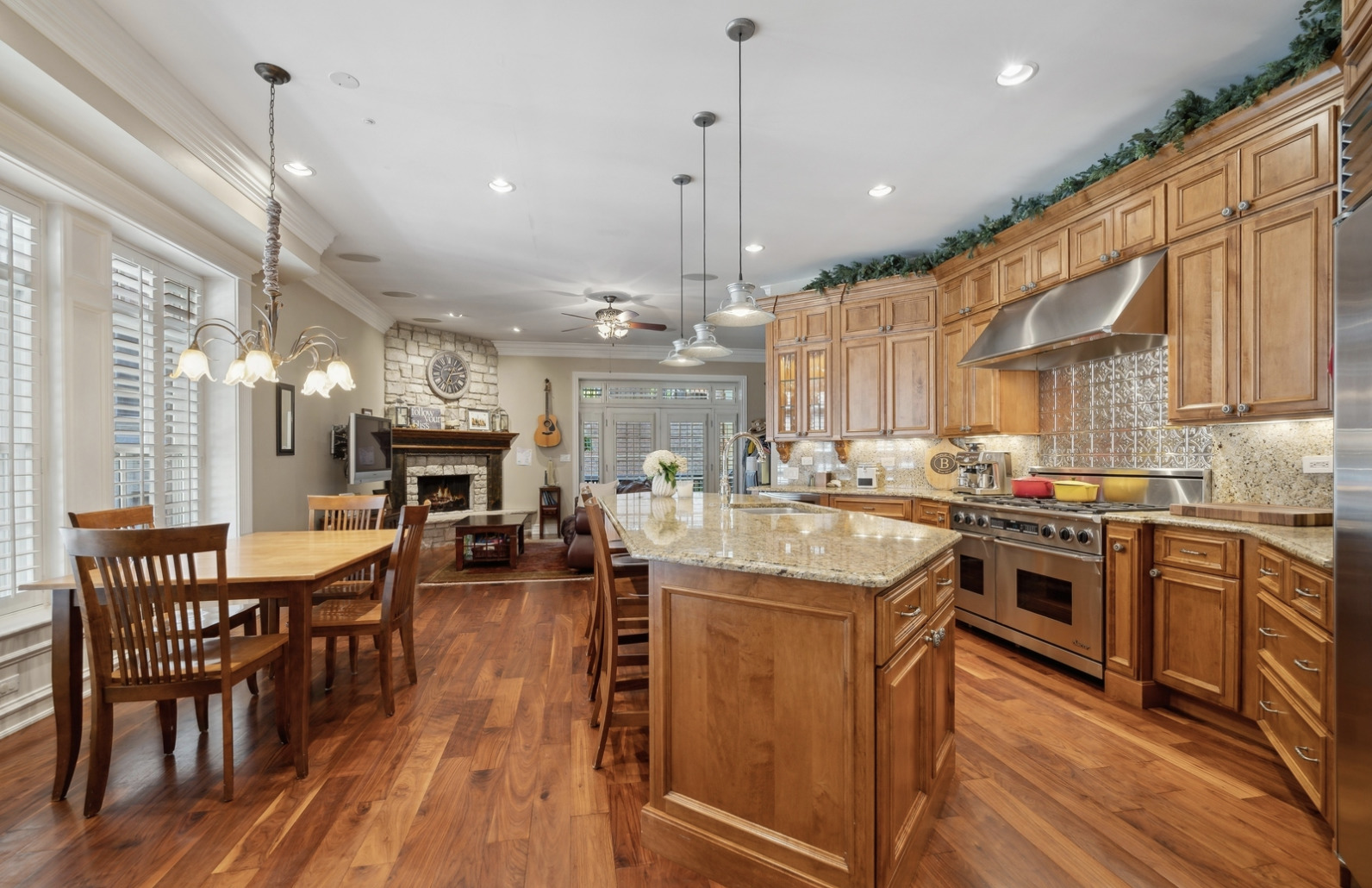 829 W Oakdale Avenue