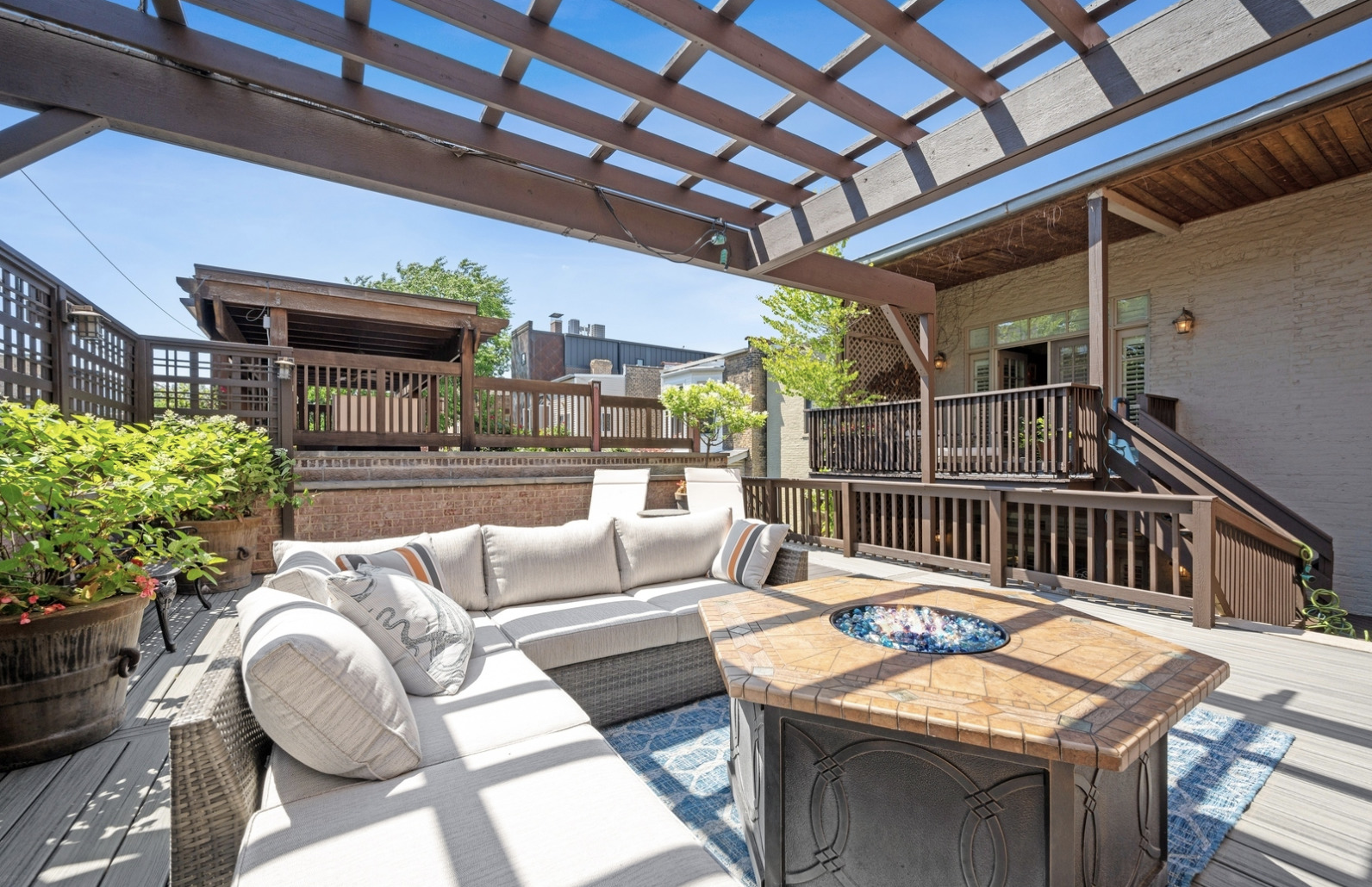 829 W Oakdale Avenue