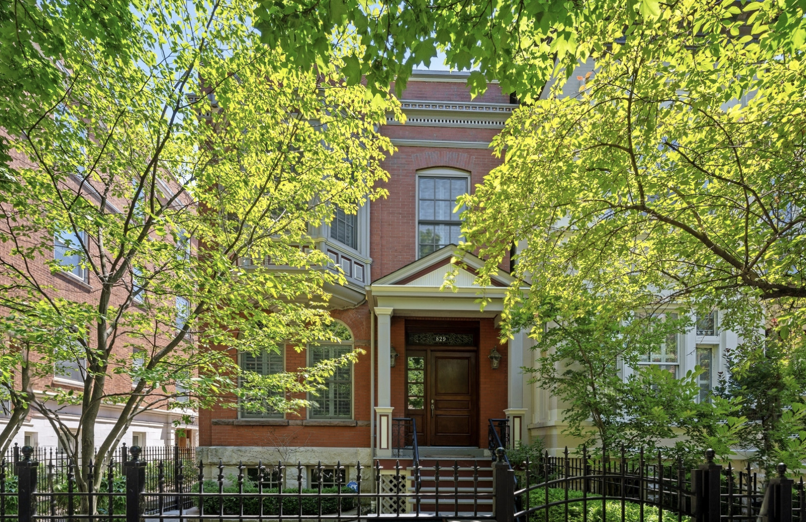829 W Oakdale Avenue