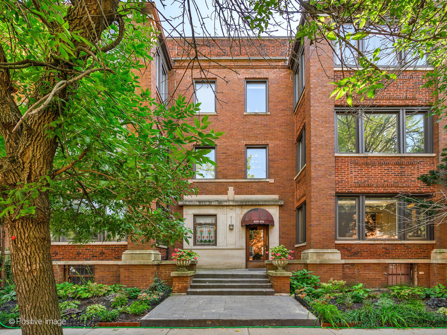 831 W GUNNISON Street Unit: 1W