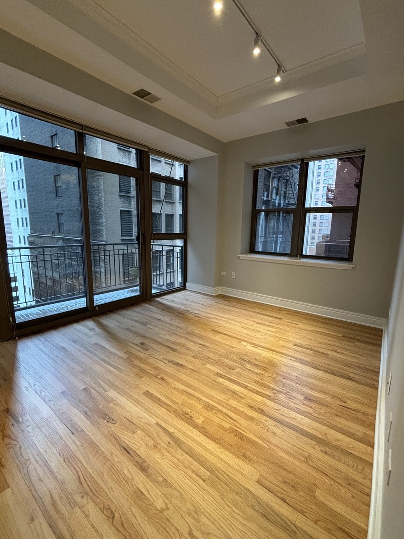 212 W Washington Street Unit: 913