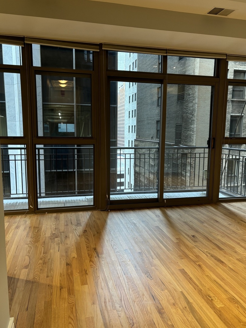 212 W Washington Street Unit: 913