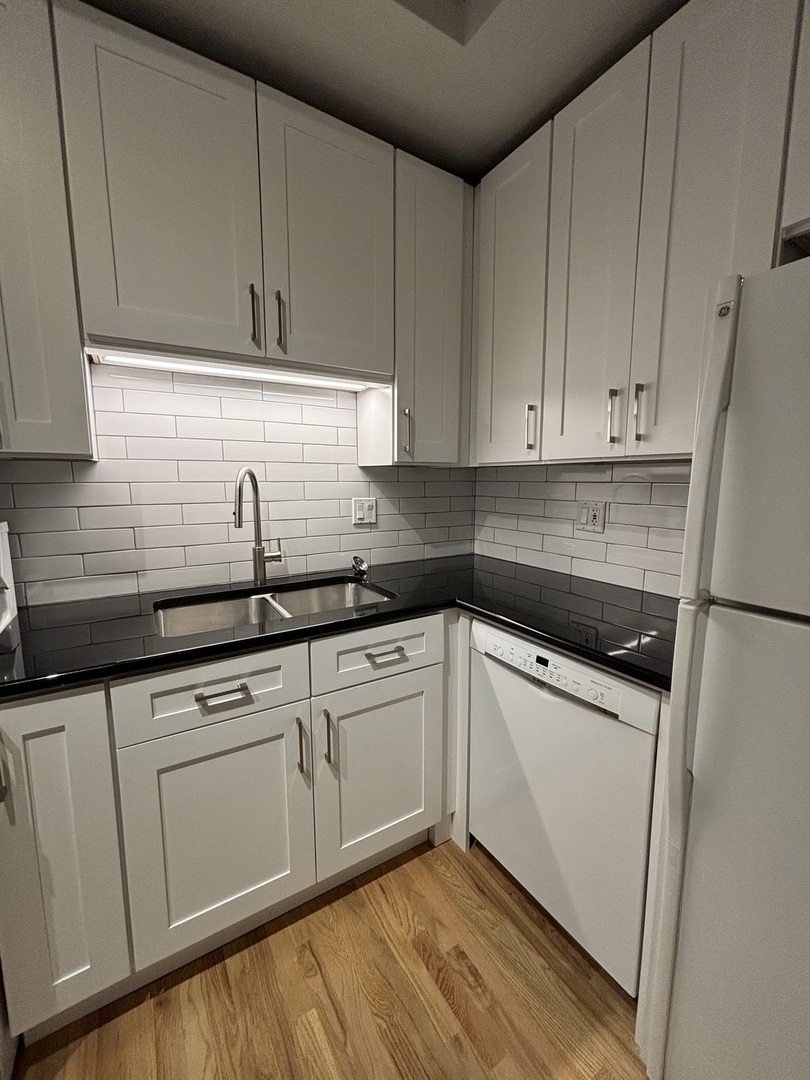 212 W Washington Street Unit: 913