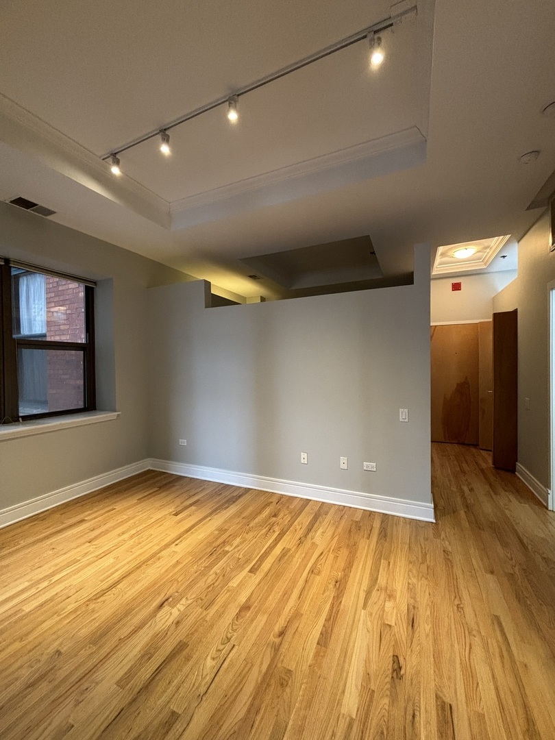 212 W Washington Street Unit: 913