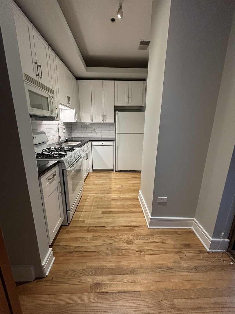 212 W Washington Street Unit: 913