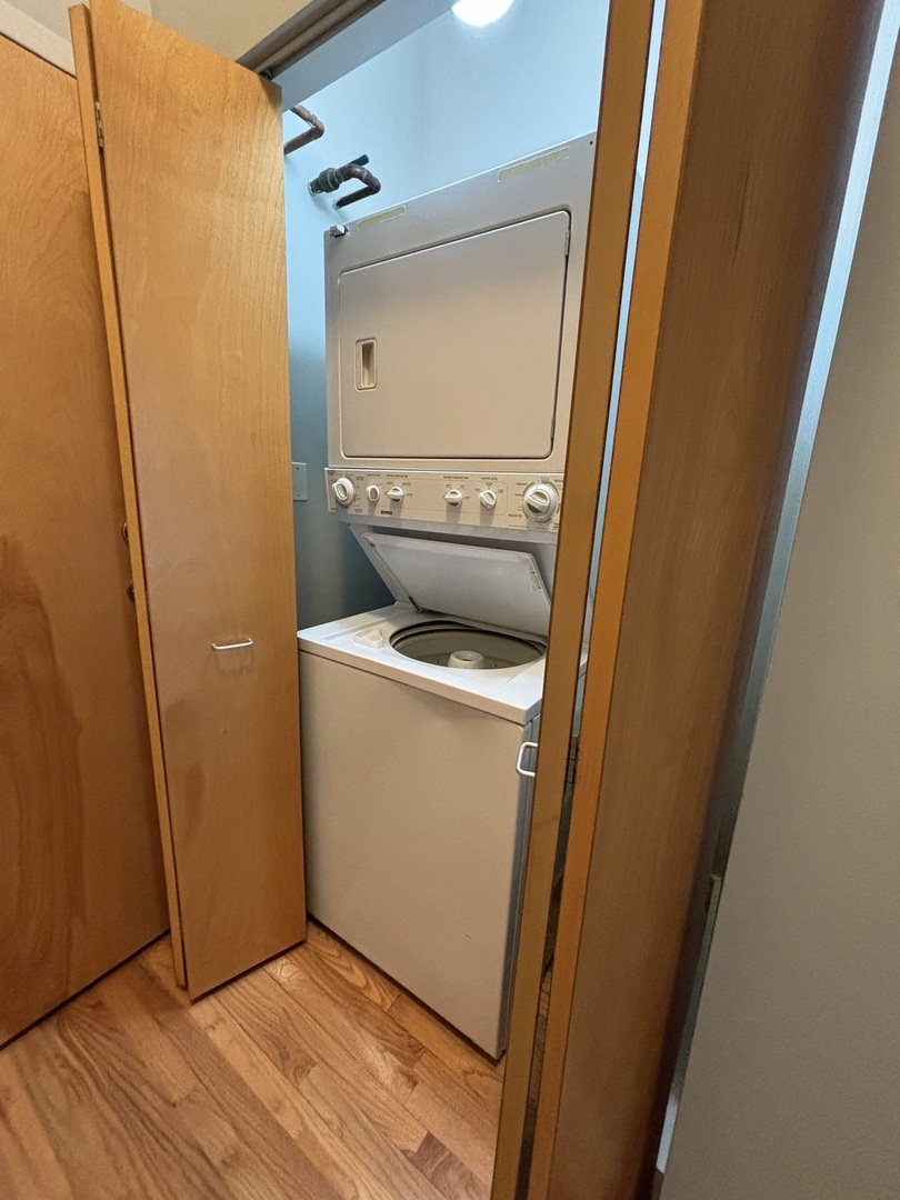 212 W Washington Street Unit: 913