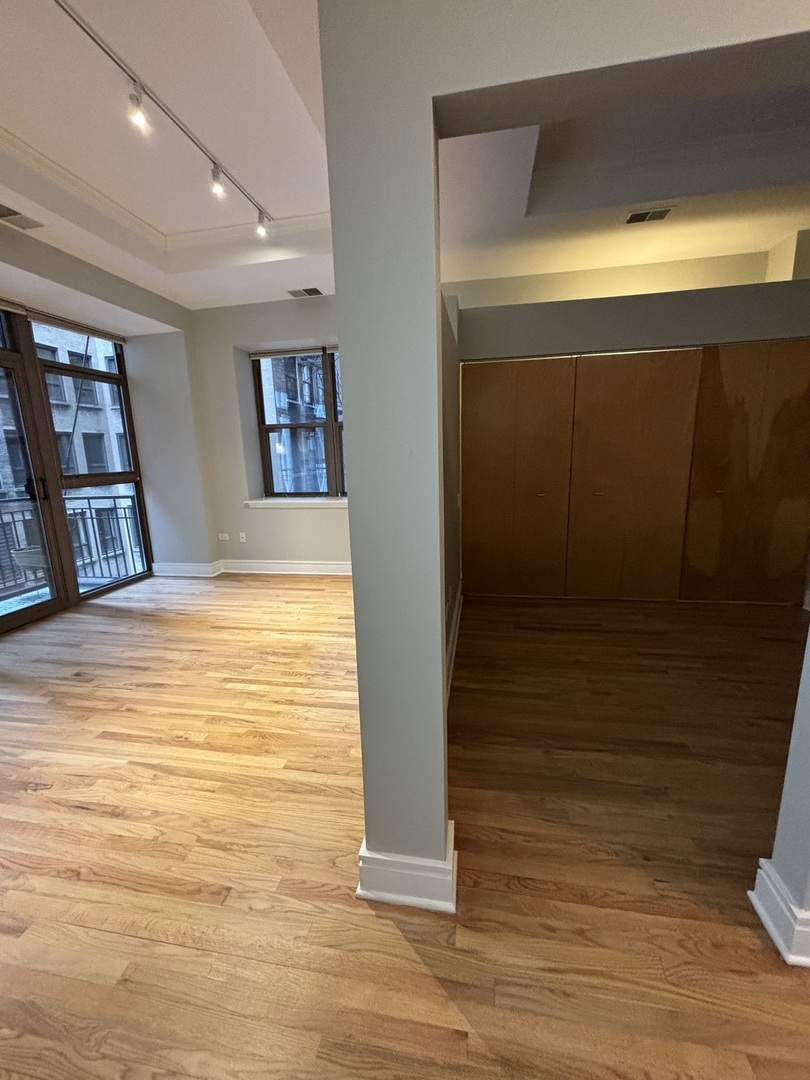 212 W Washington Street Unit: 913