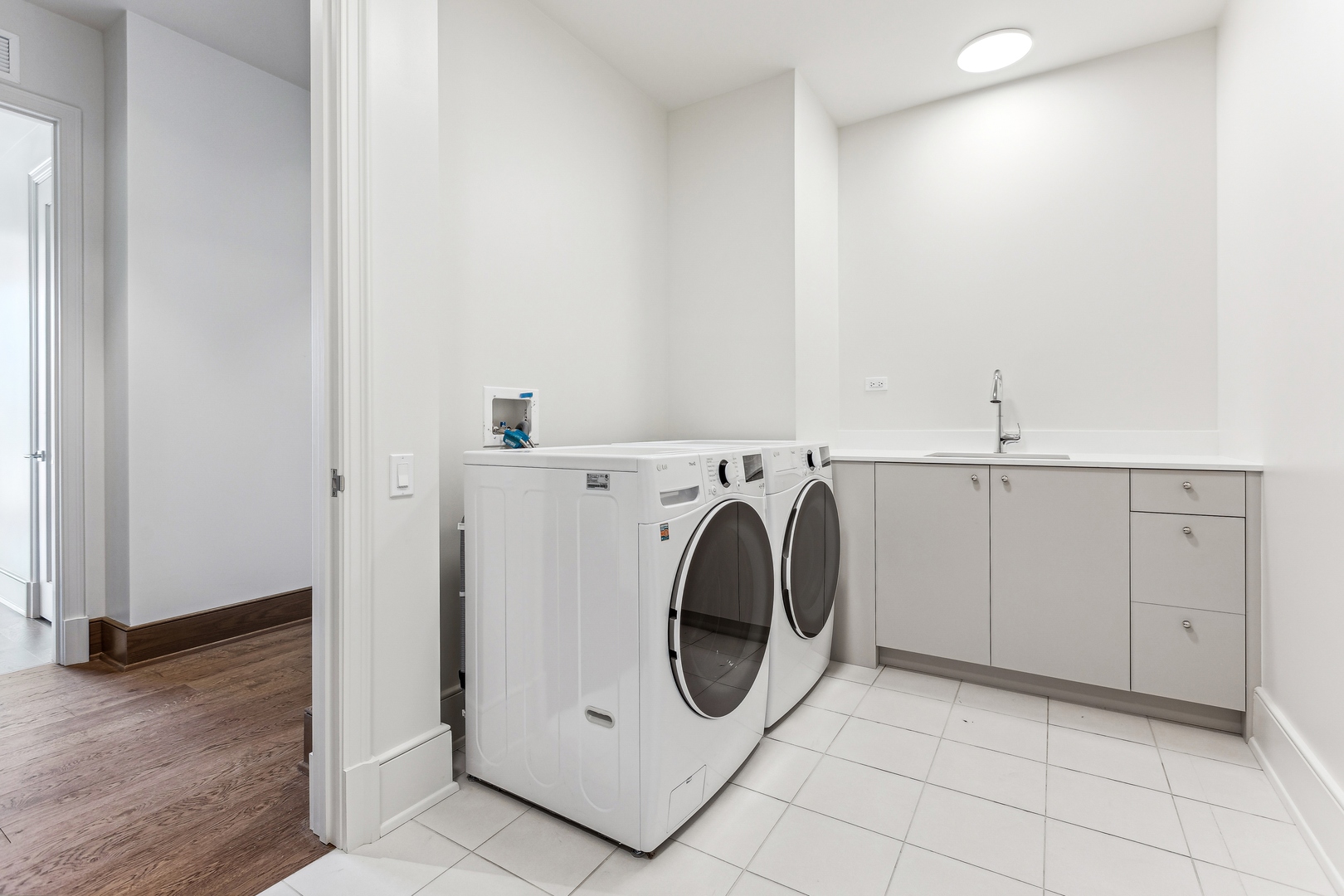 21 N May Street Unit: 601