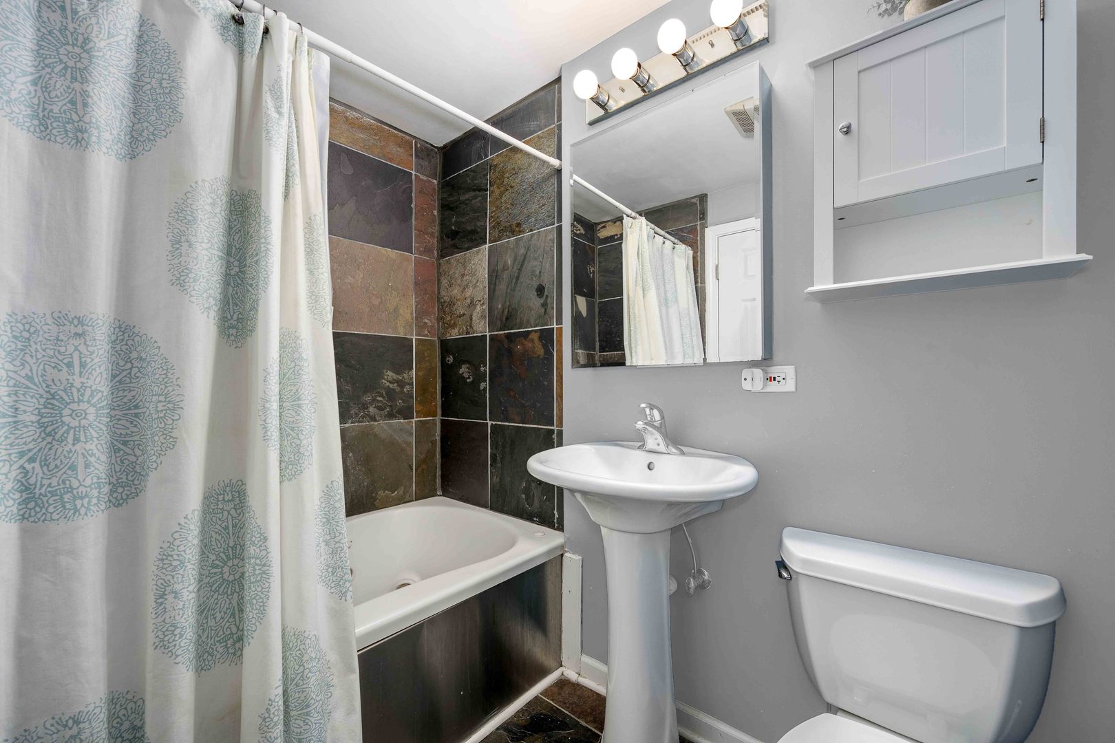 1341 W Granville Avenue Unit: 2