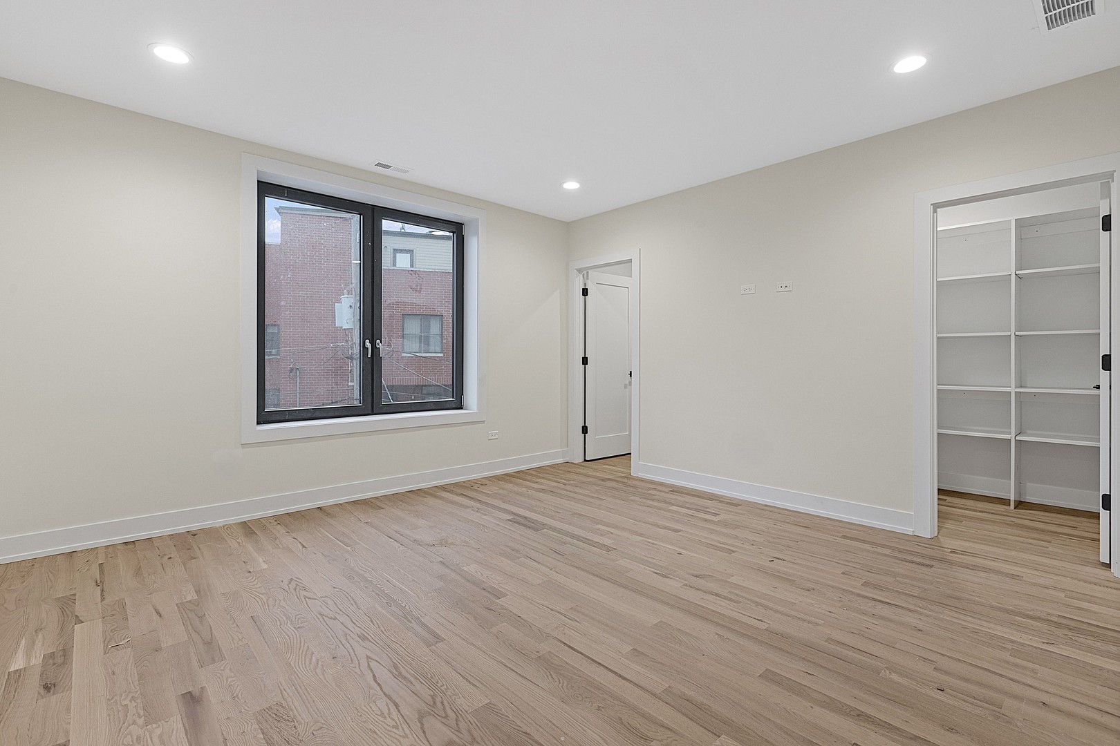 5015 N Lincoln Avenue Unit: 1S