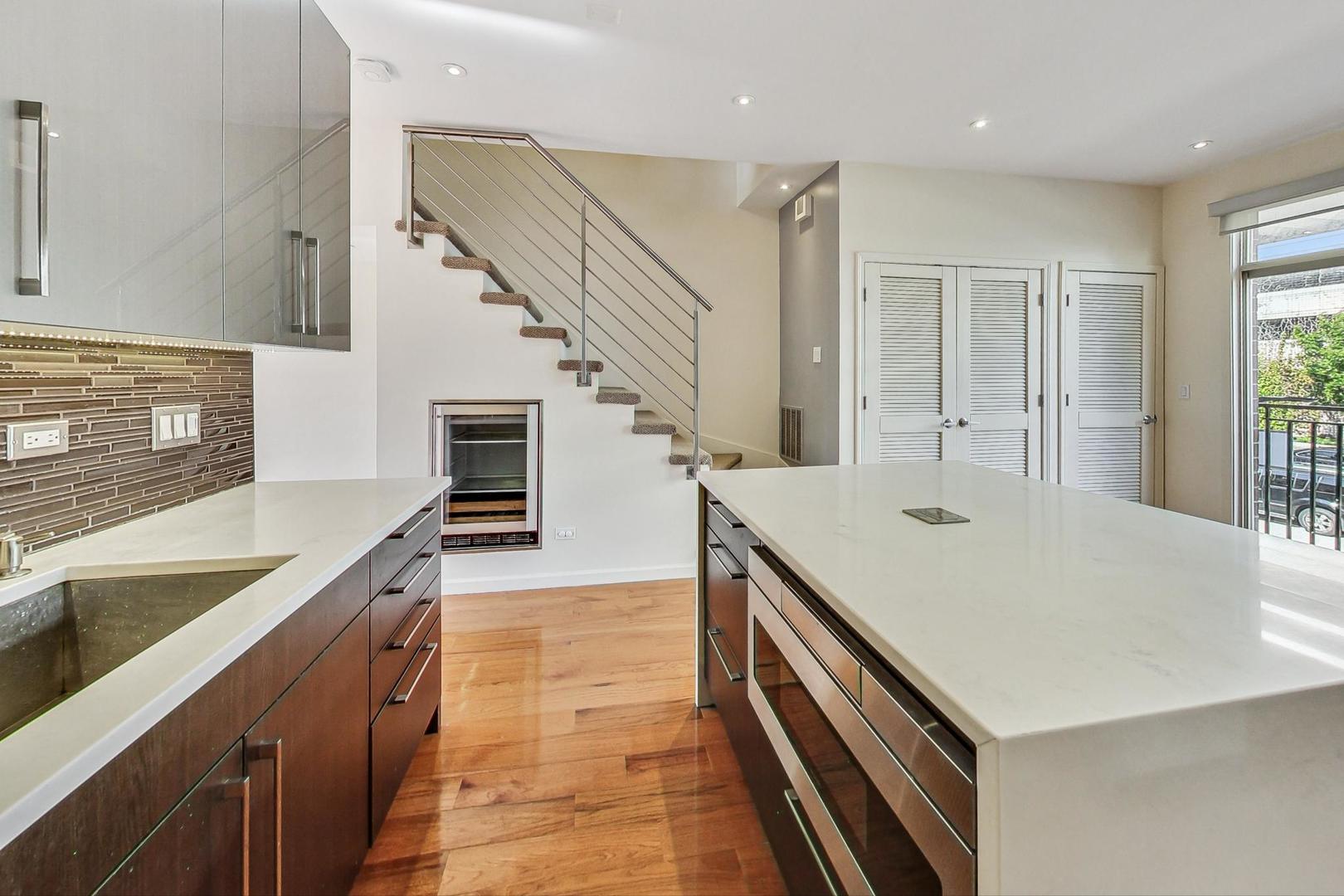 715 W BLACKHAWK Street