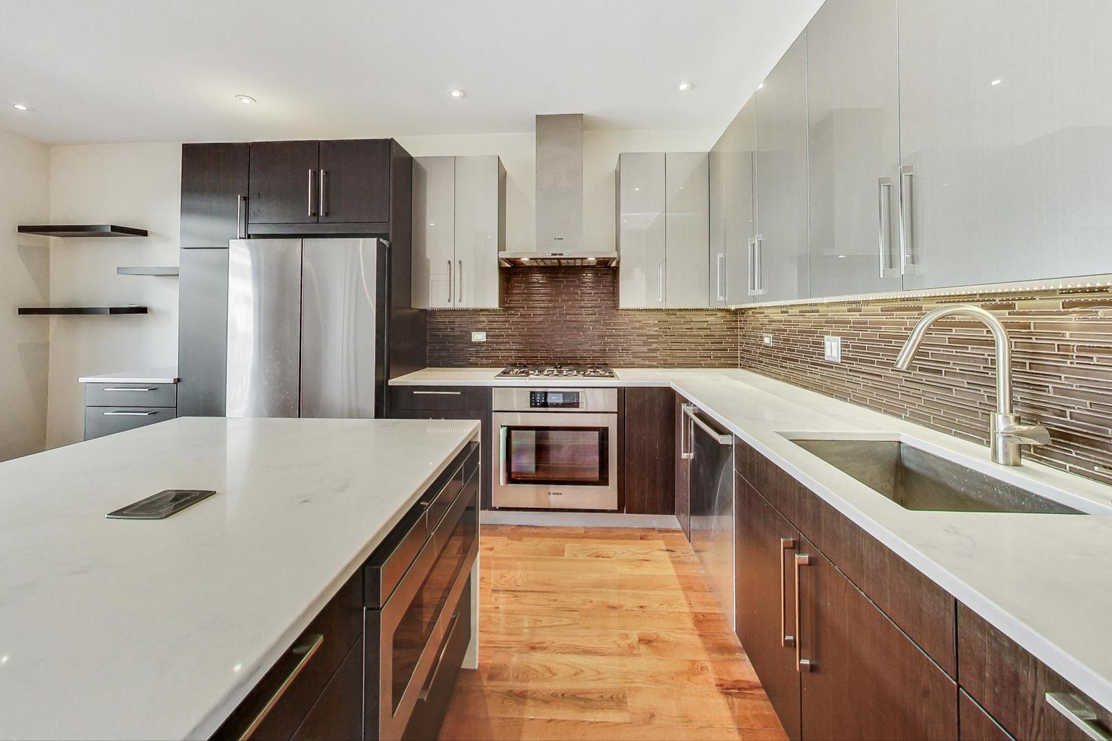 715 W BLACKHAWK Street