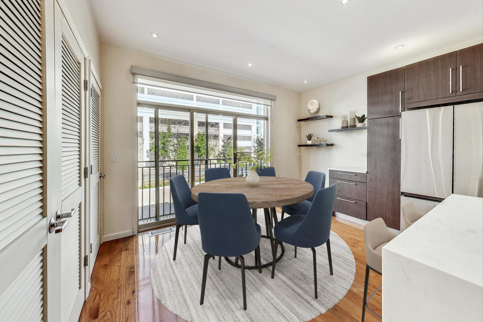 715 W BLACKHAWK Street