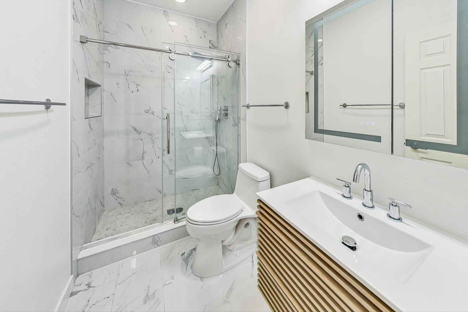 715 W BLACKHAWK Street