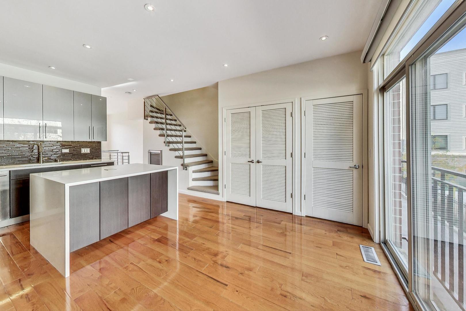 715 W BLACKHAWK Street