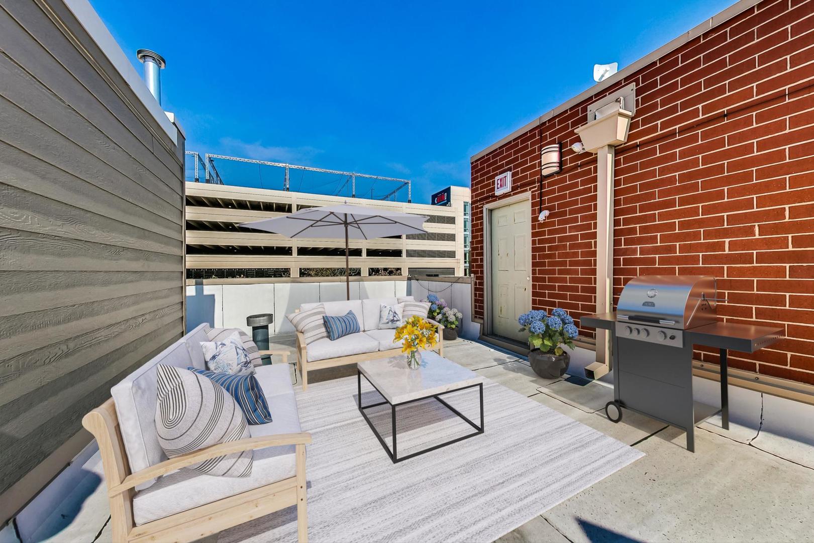 715 W BLACKHAWK Street