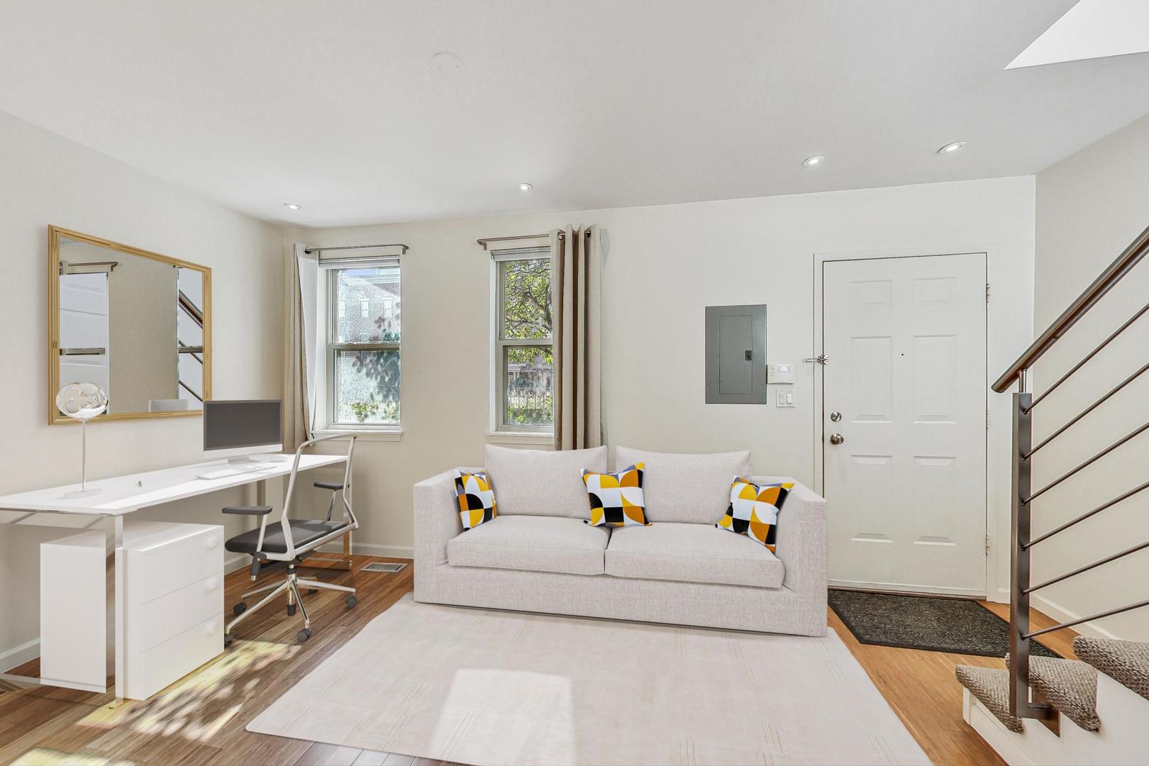 715 W BLACKHAWK Street