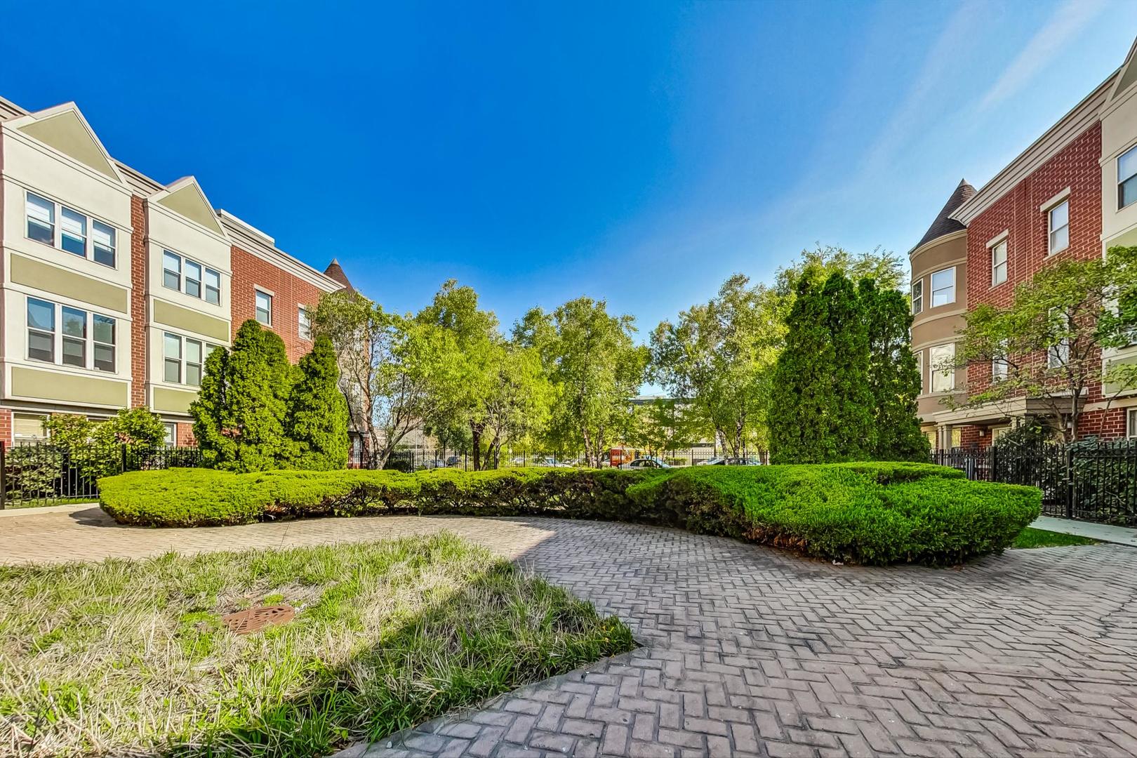 715 W BLACKHAWK Street