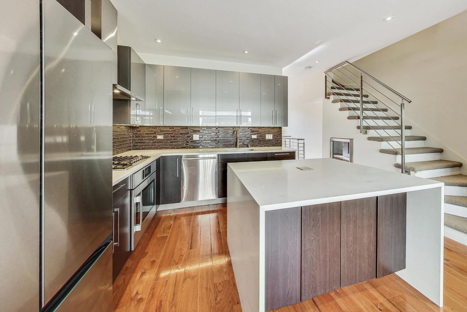 715 W BLACKHAWK Street