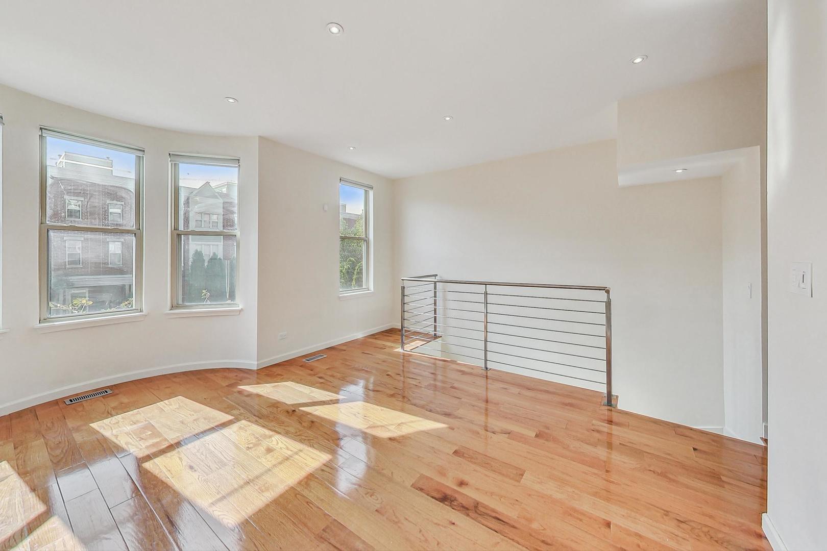 715 W BLACKHAWK Street