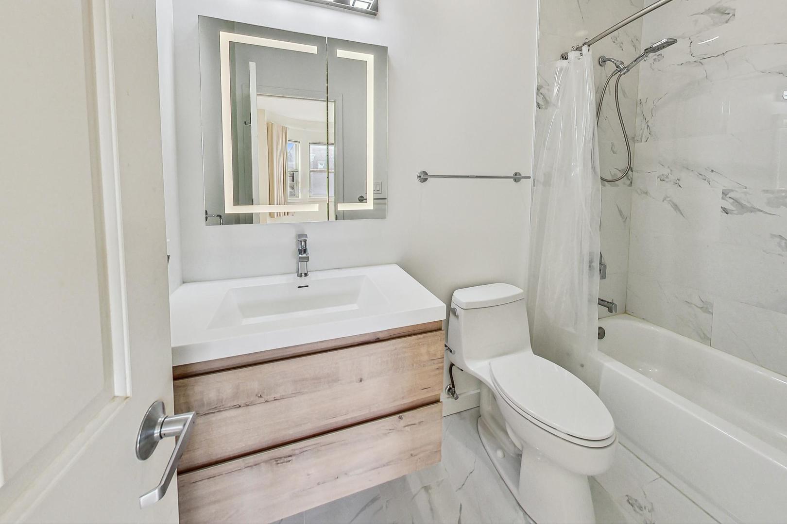 715 W BLACKHAWK Street