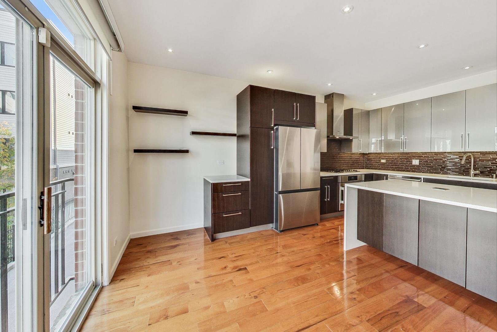 715 W BLACKHAWK Street