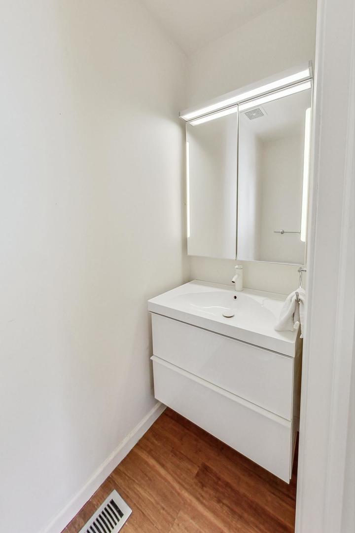 715 W BLACKHAWK Street