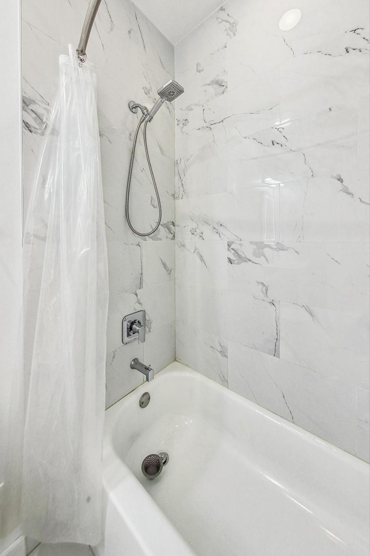 715 W BLACKHAWK Street