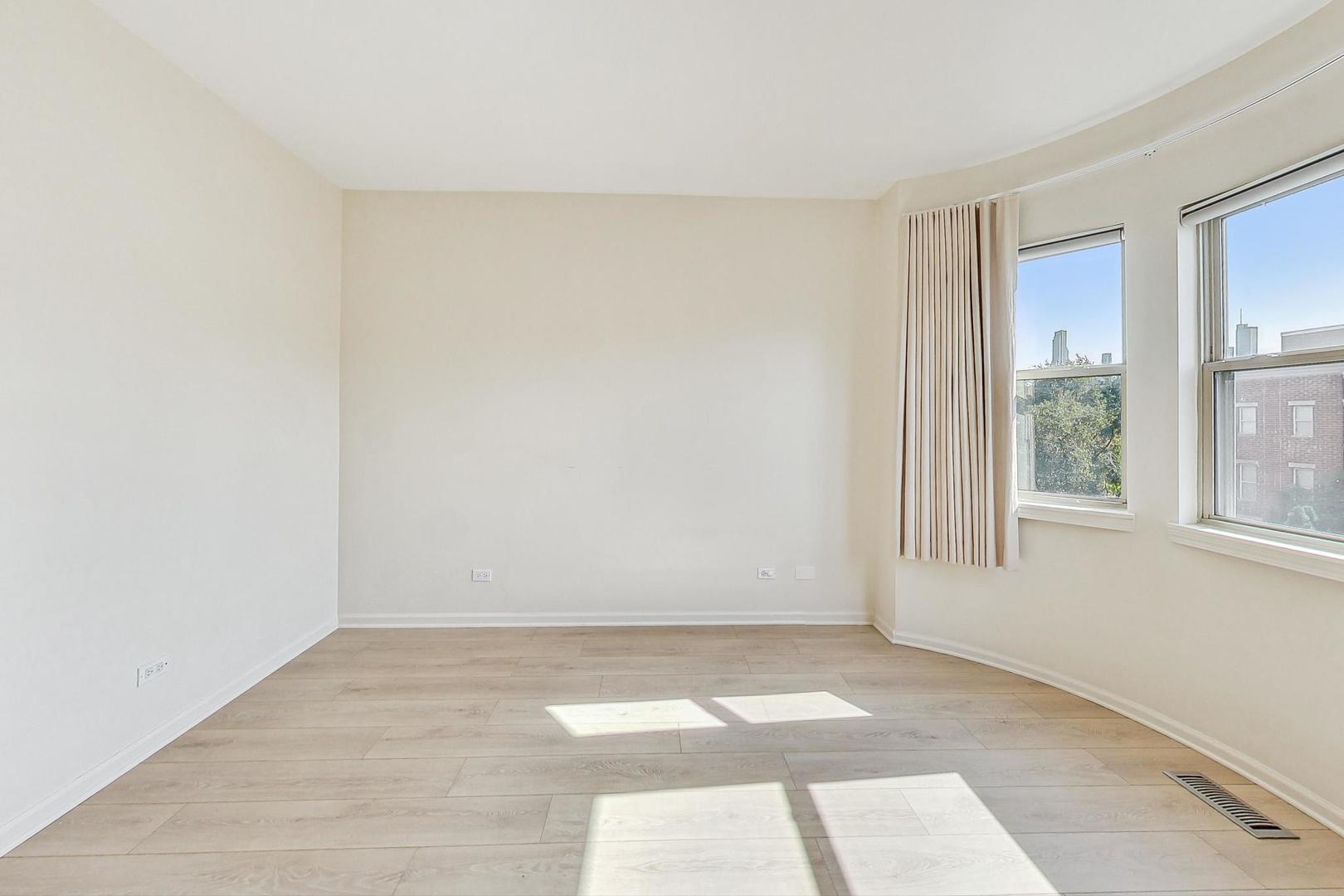 715 W BLACKHAWK Street