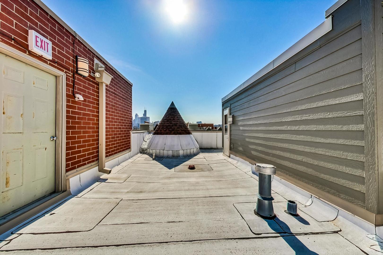 715 W BLACKHAWK Street