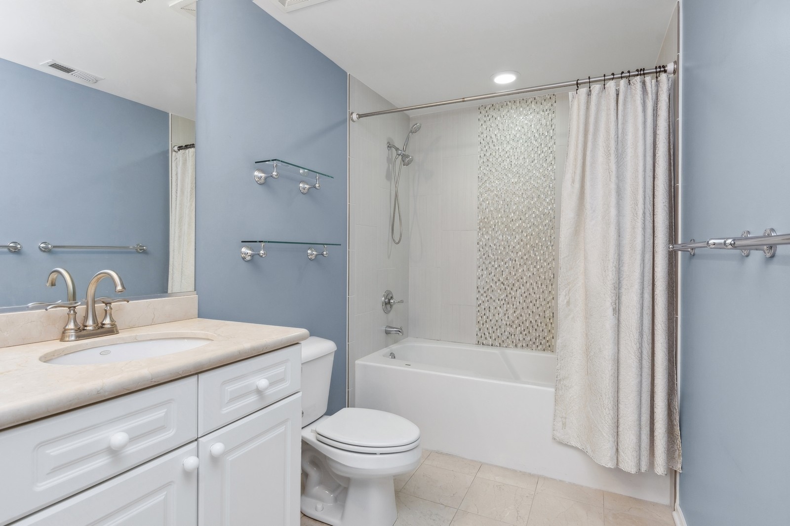 324 N Jefferson Street Unit: 206