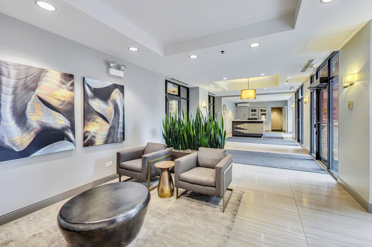 324 N Jefferson Street Unit: 206