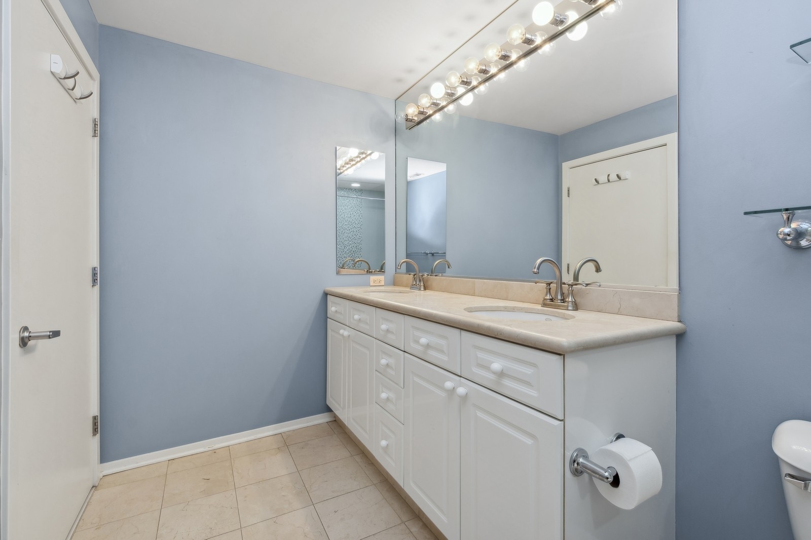 324 N Jefferson Street Unit: 206