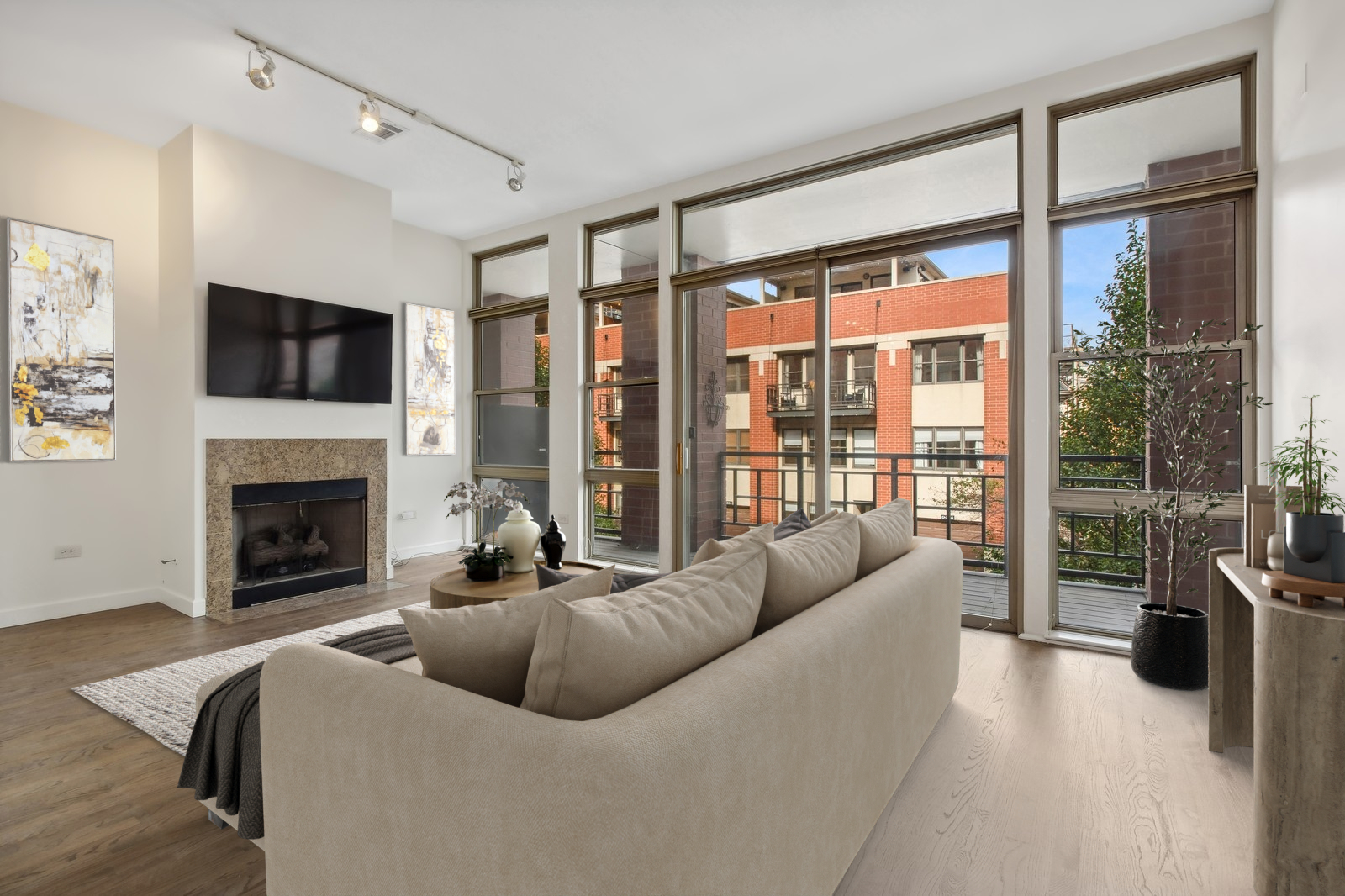 324 N Jefferson Street Unit: 206