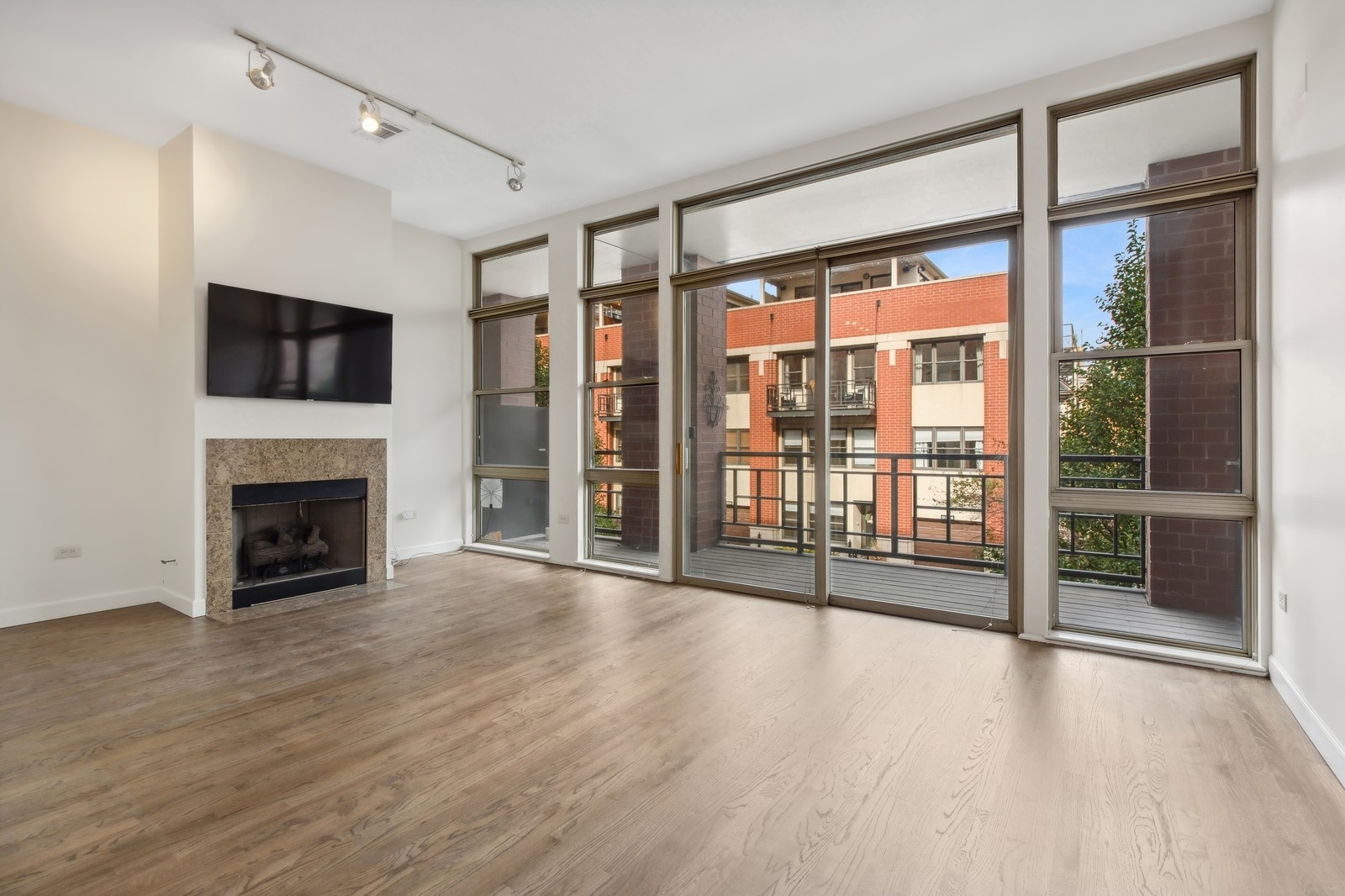 324 N Jefferson Street Unit: 206