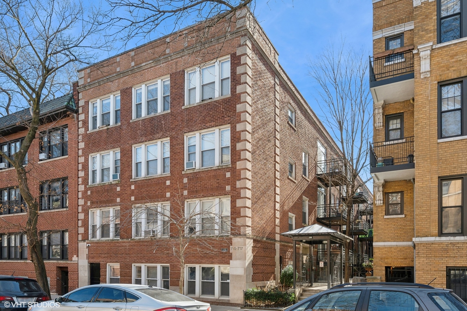 715 W BARRY Avenue Unit: 3A