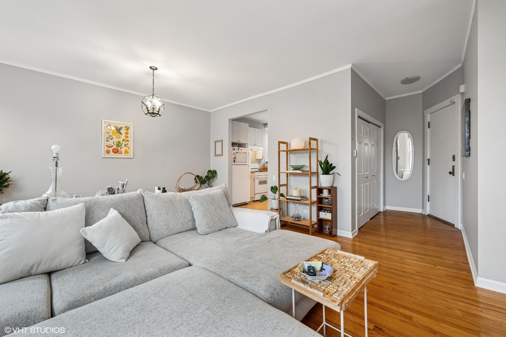 715 W BARRY Avenue Unit: 3A